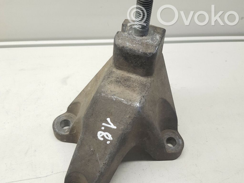 Ford Focus Engine mounting bracket 