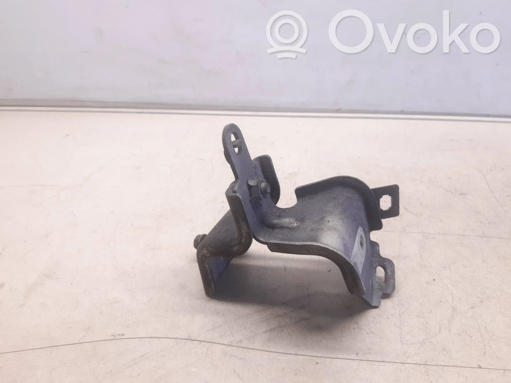 Engine mounting bracket