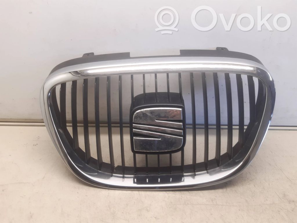 Seat Leon (1P) Front bumper upper radiator grill 
