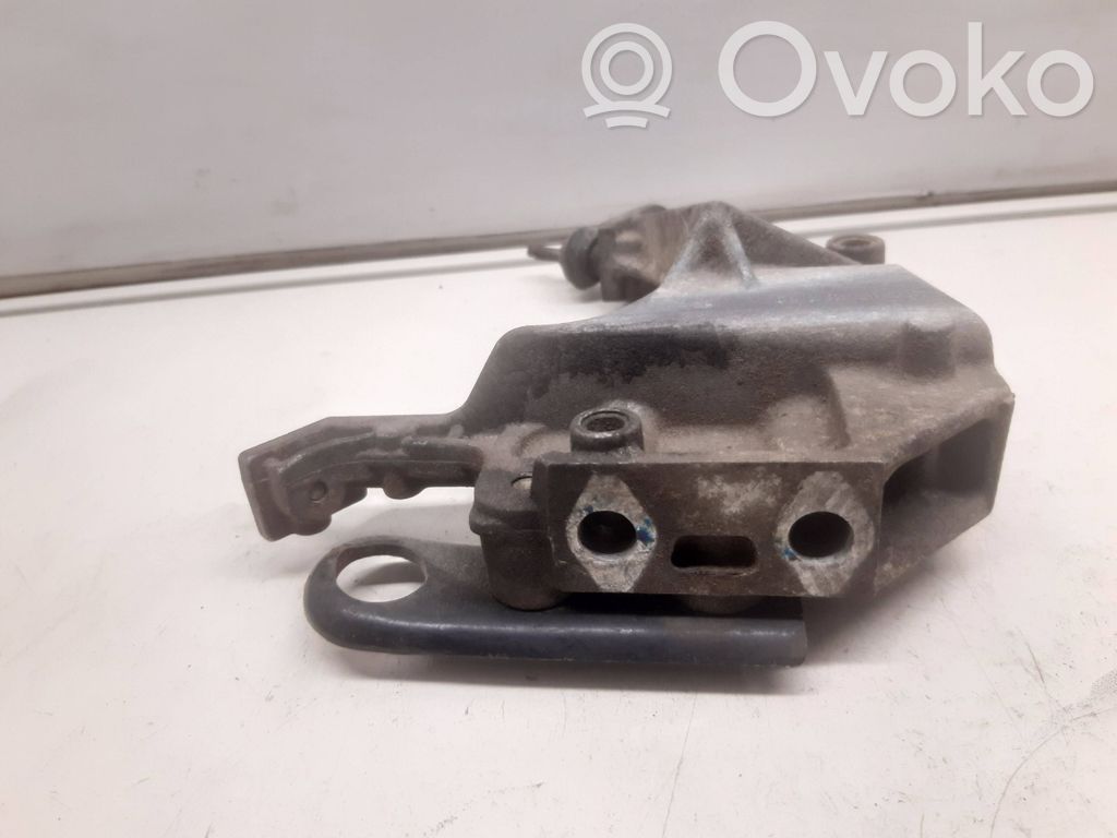 Peugeot 406 Engine mounting bracket 