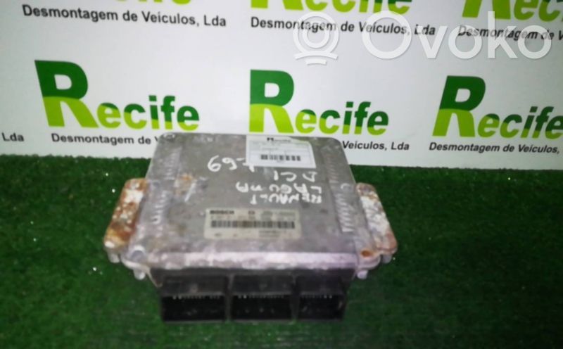 Unidad de control/módulo del motor   8200309318,0281011571