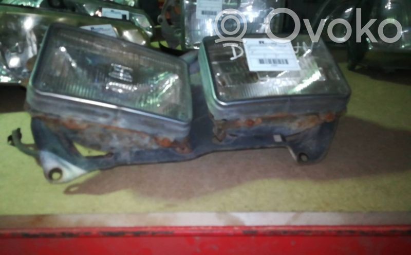 Nissan PickUp Y720 Lampa przednia 