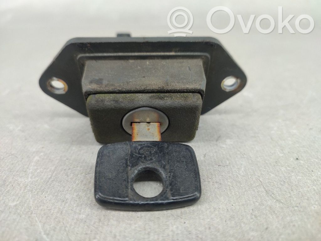 Tailgate lock latch   COM,CHAVE