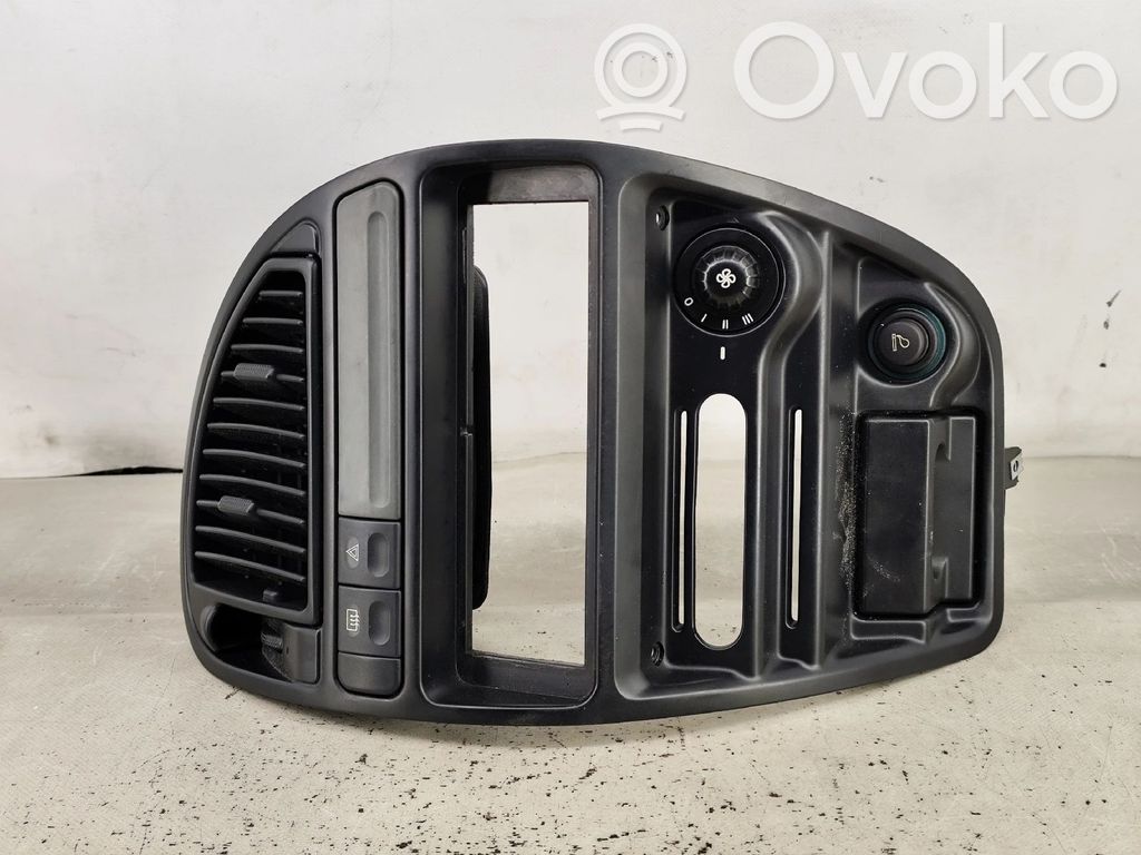 Citroen Saxo Konsola środkowa / Radio / GPS 
