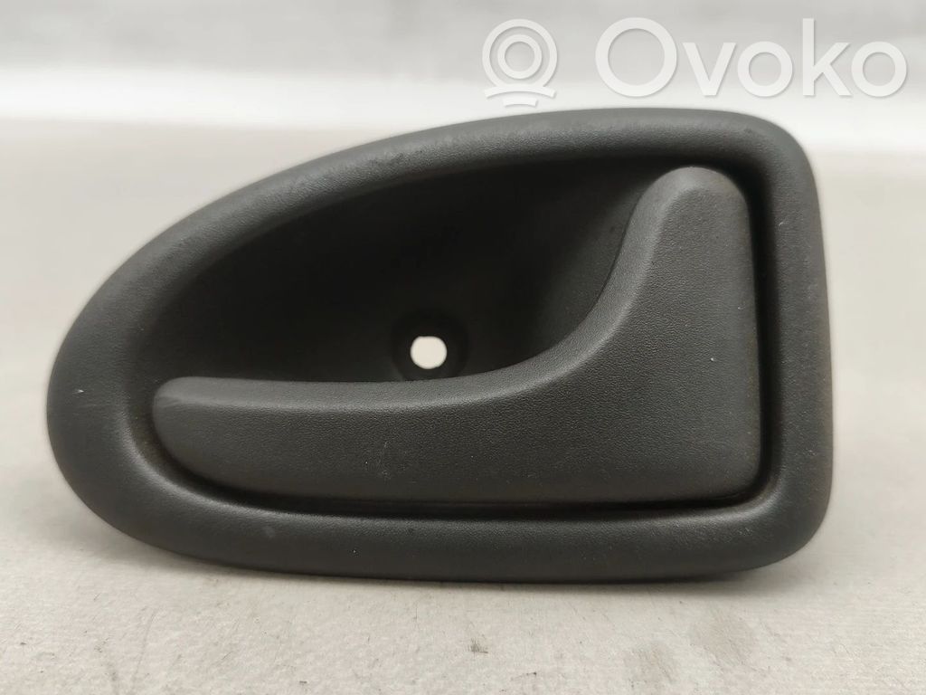 Manecilla interna puerta trasera   7700415975,96012101,CINZA