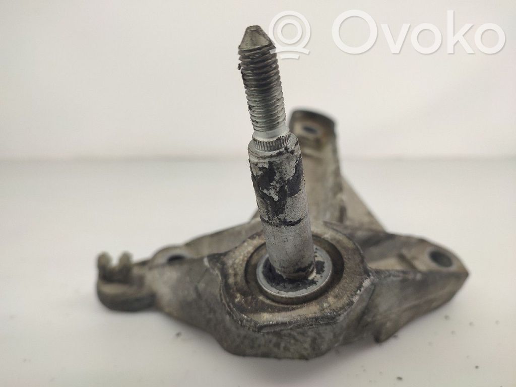 Engine mount bracket   8200043084,8200457080