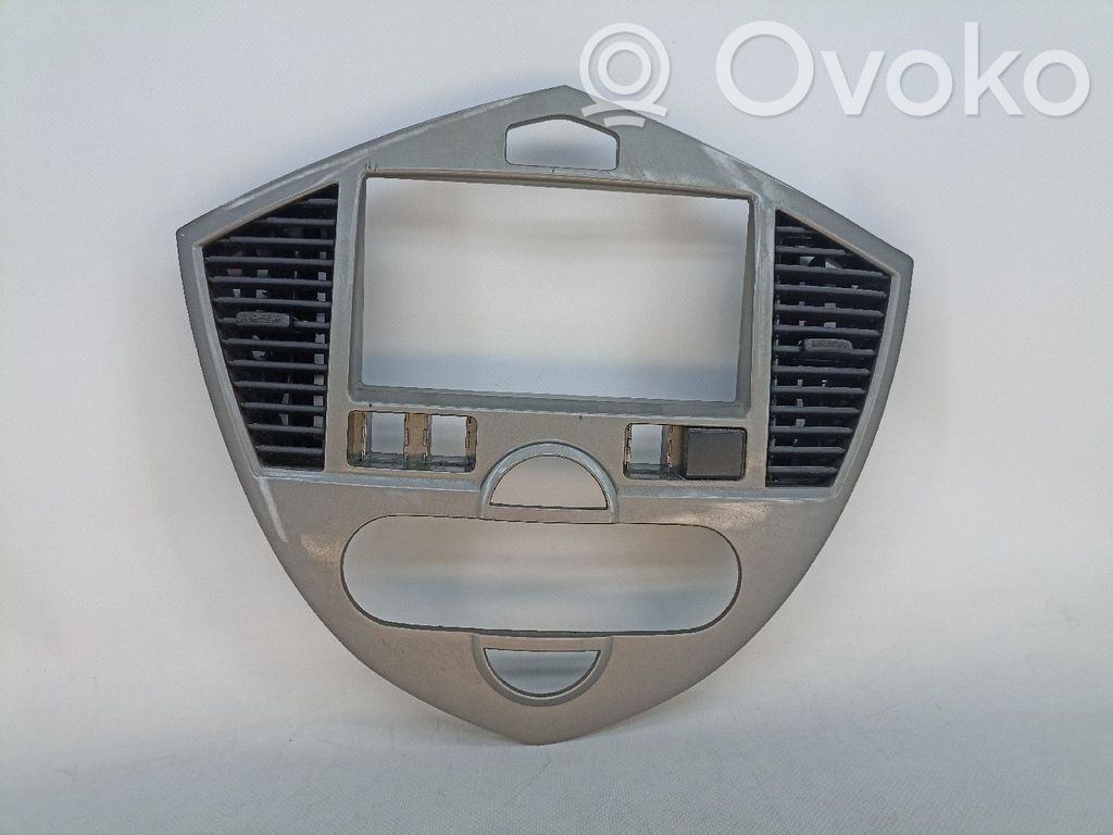 KIA Carens II Radion/GPS-laitteen pääyksikön kehys