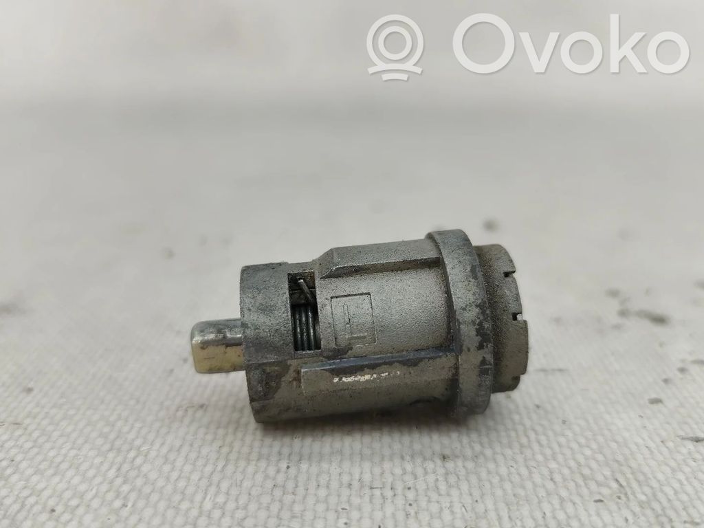 Etuoven lukko (kahvan vieressä)   NV