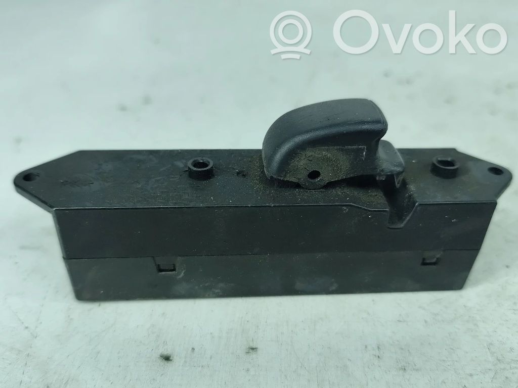 Electric window control switch   MR194830,C8DD160M