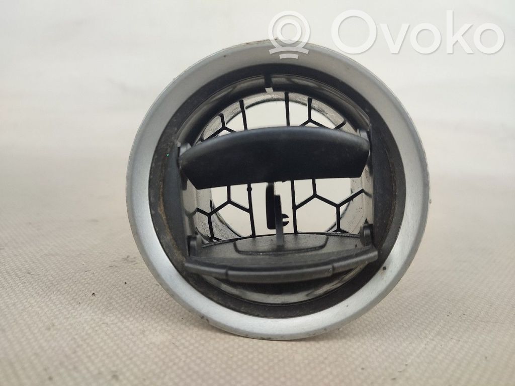 Rejilla de ventilación central del panel   8A6HA018B09