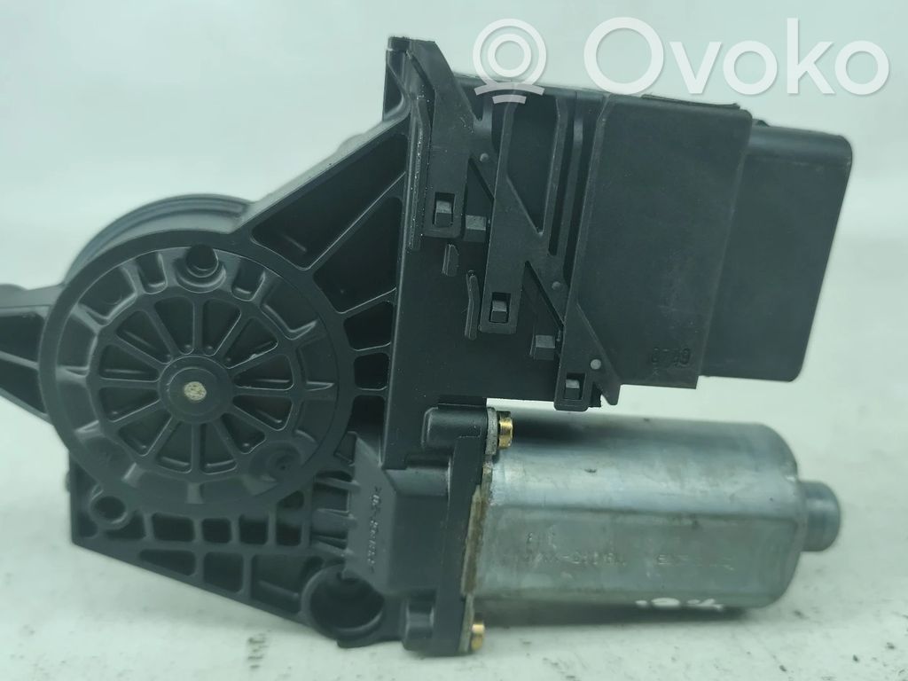 Volkswagen PASSAT B5 Moteur de lève-vitre de porte arrière 