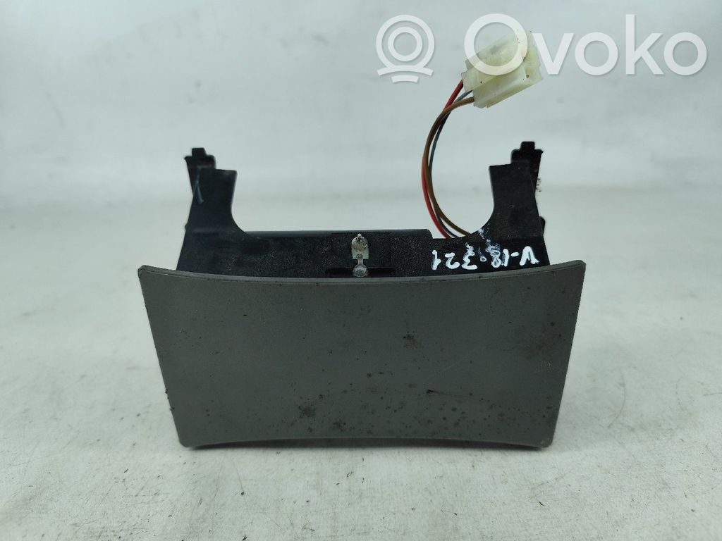 Auton tuhkakuppi   7M3857961,311780200T,7M5857961