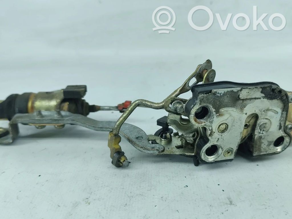 Toyota Corolla E90 Aizmugurē slēdzene 