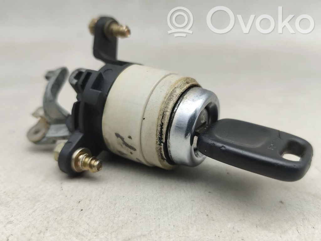 Tailgate lock latch