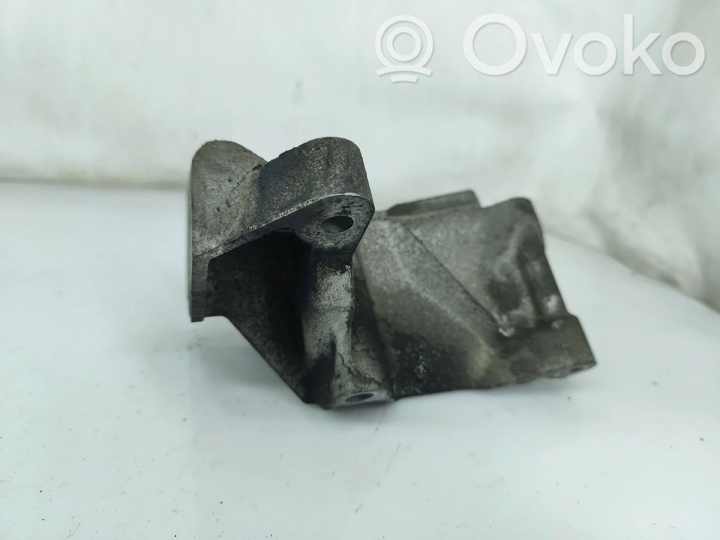 Volvo V70 Engine mount bracket 