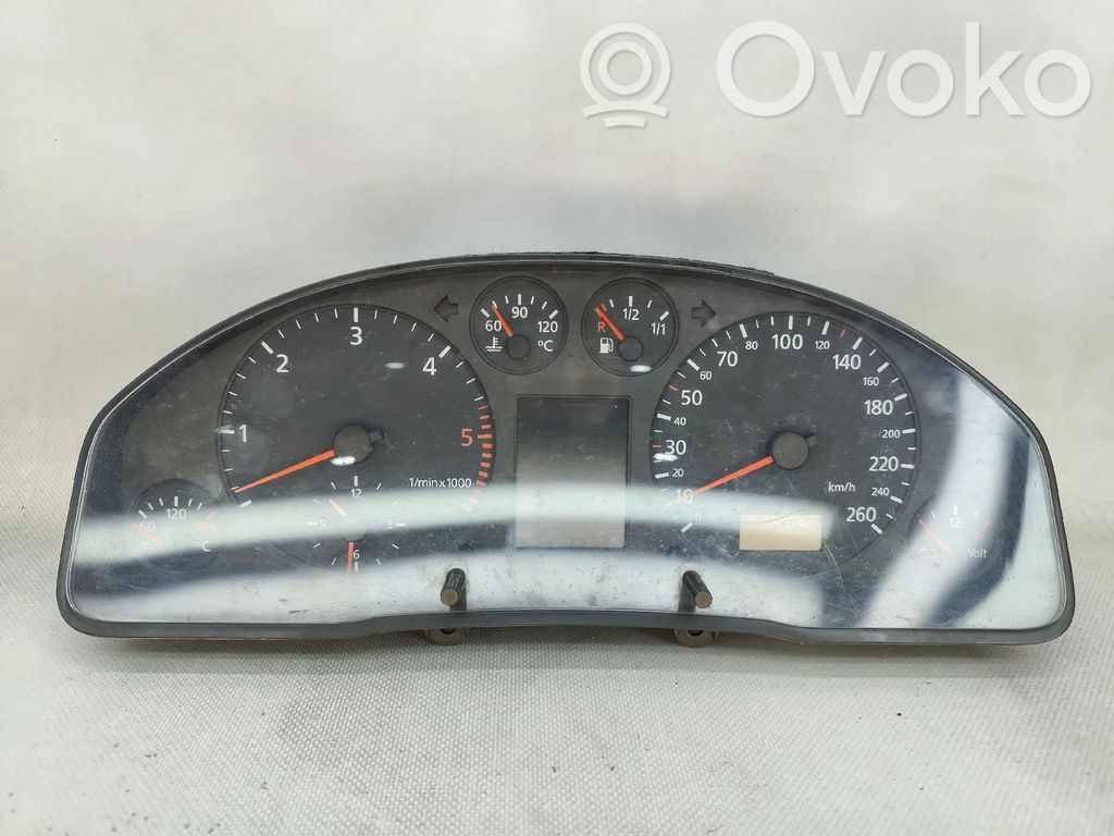 Audi A4 S4 B5 8D Licznik / Prędkościomierz 