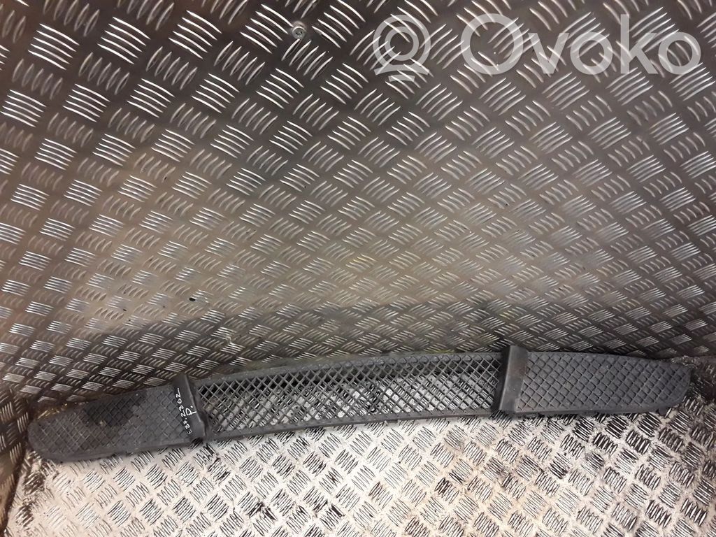 Front grill   7166605