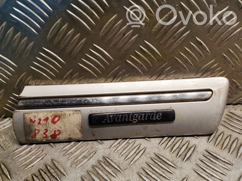 Mercedes-Benz E W210 Mască aripă față (turnată) 