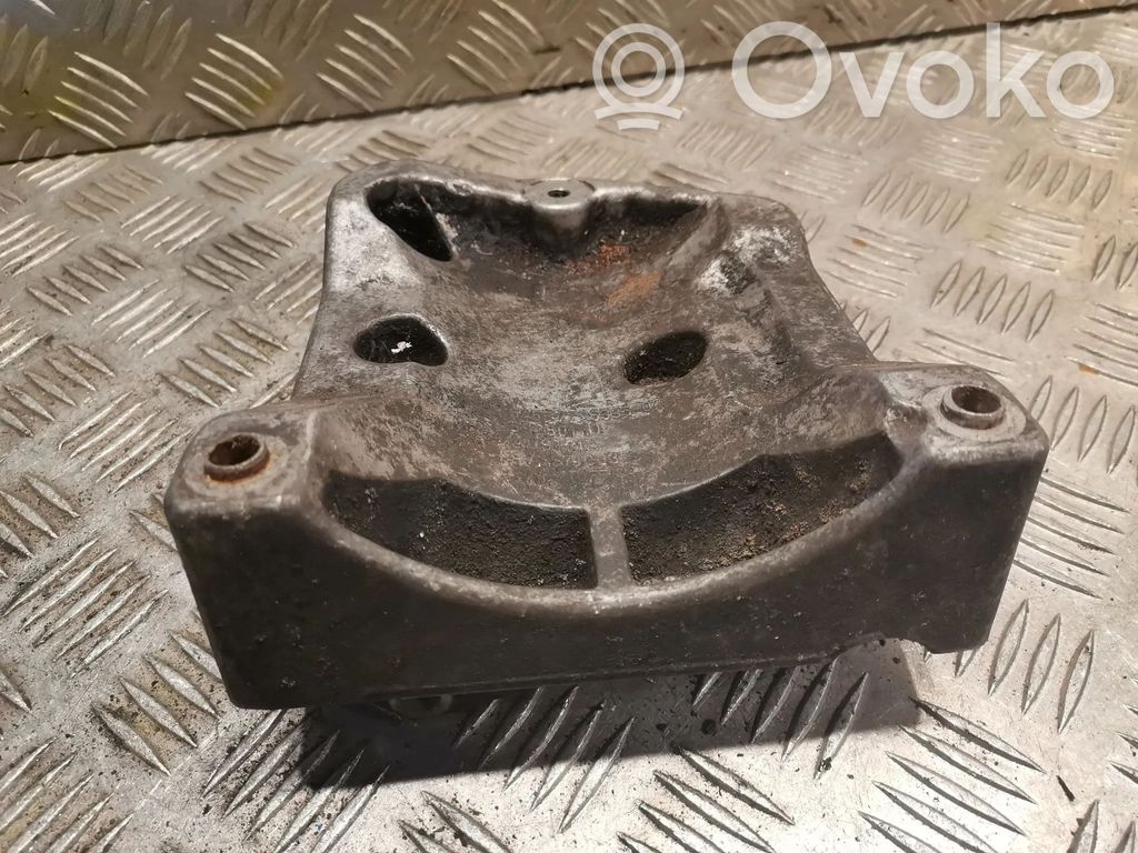 Soporte de montaje del compresor de A/C   7796395