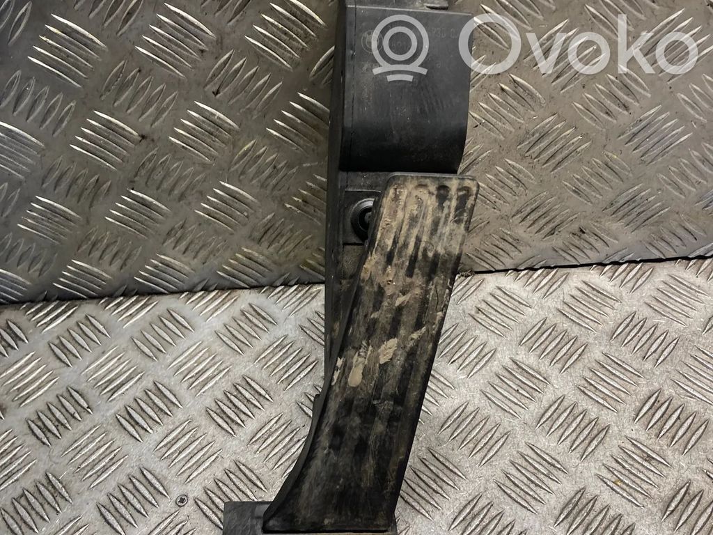 Akceleratoriaus pedalas   6766930