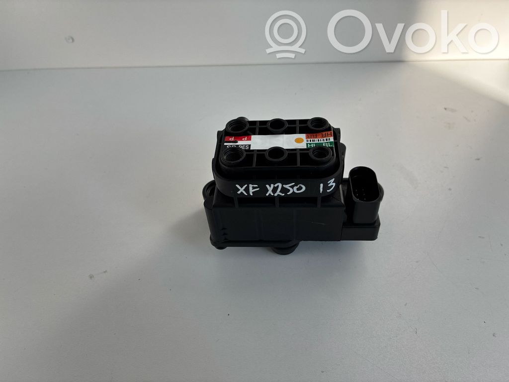 Jaguar XF X250 Rozdzielacz / Blok zaworowy zawieszenia pneumatycznego osi tylnej 
