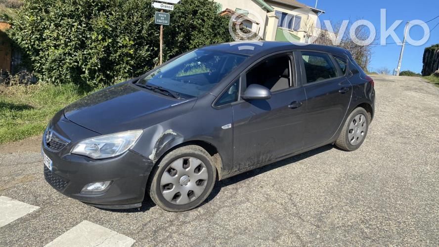 Opel Astra J Traversa del paraurti posteriore