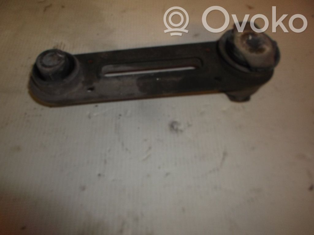 Engine mounting bracket   8200000002
