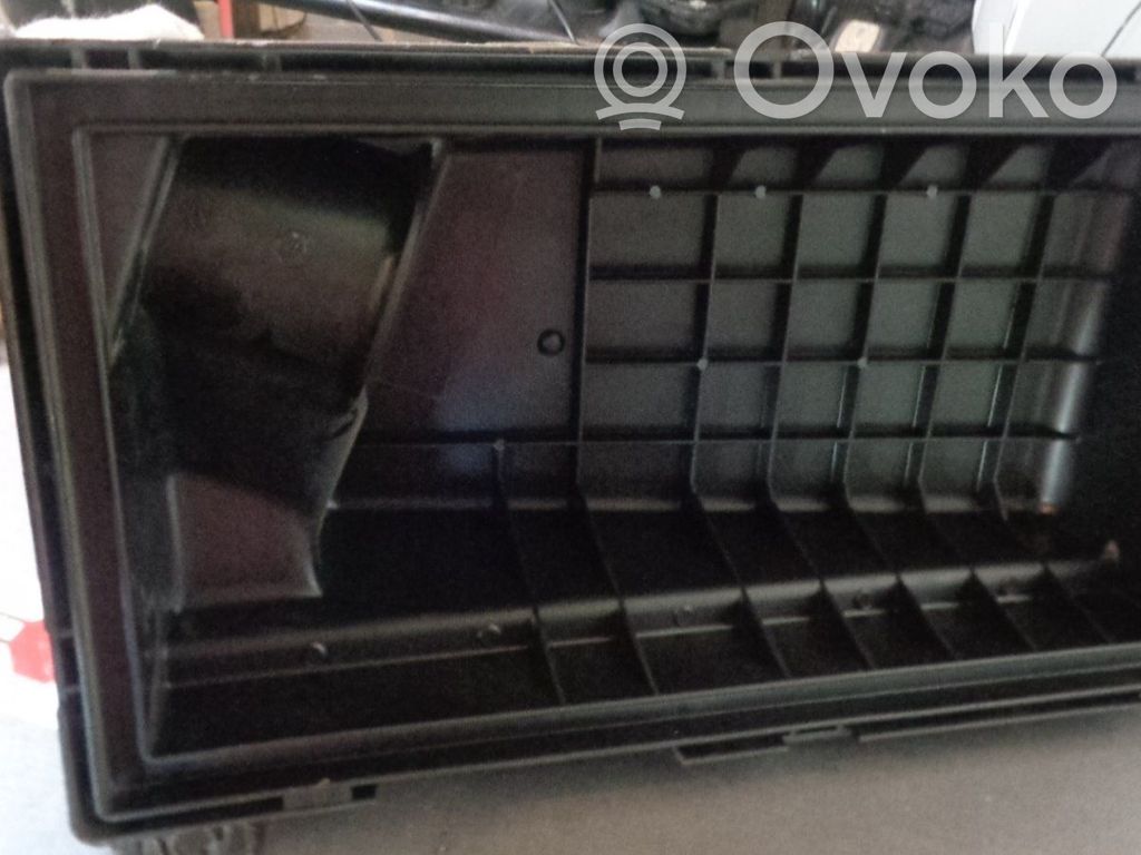 Air filter box   9161031