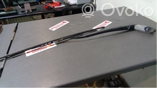 Toyota Yaris Priekinio stiklo valytuvų kojelė 