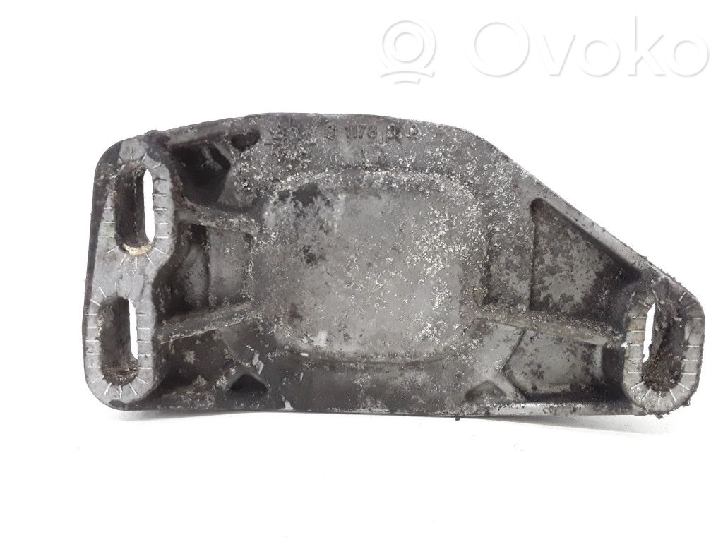 Volkswagen PASSAT B5.5 Engine mounting bracket 