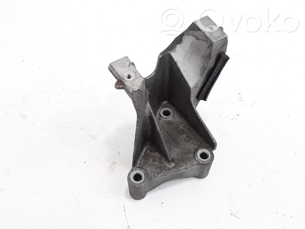 Peugeot 307 Engine mounting bracket 