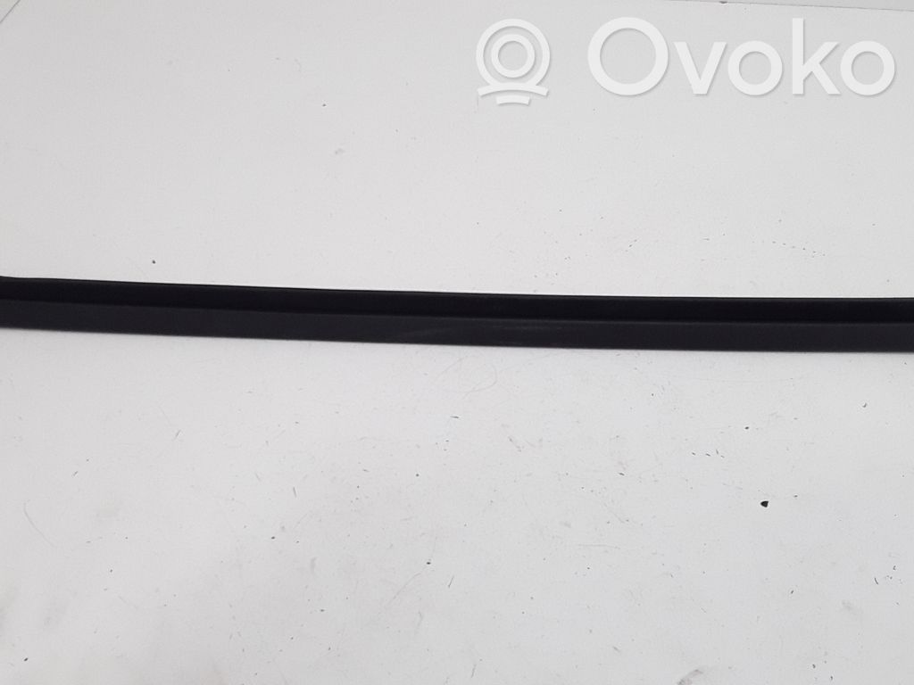 BMW 3 E90 E91 Priekinių durų stiklo apdaila 
