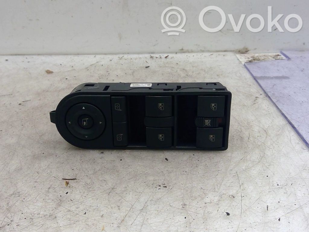 Opel Zafira B Interruptor del elevalunas eléctrico 