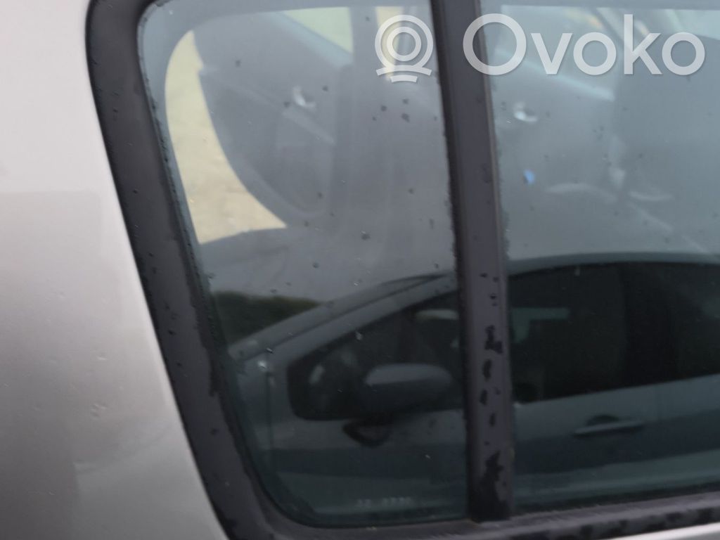 Renault Clio III Ventanilla de ventilación de la puerta trasera 