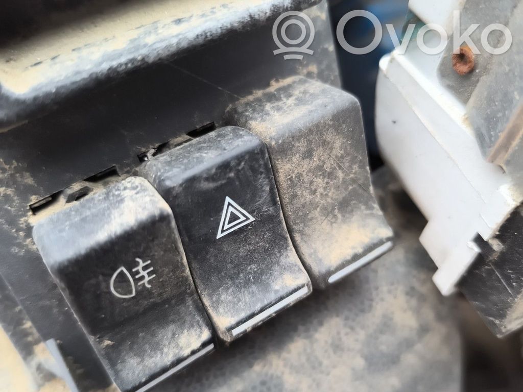 Hazard light switch   7700728104