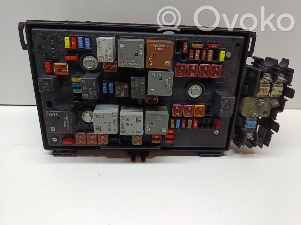 Opel Astra J Módulo de fusible 