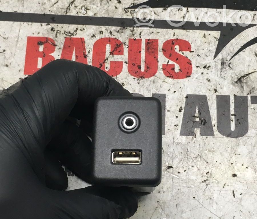 Opel Astra K Enchufe conector entrada auxiliar 