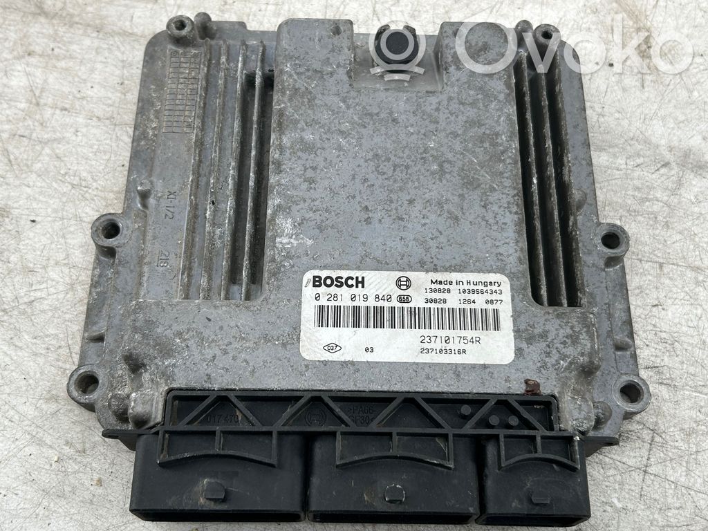 Opel Vivaro Engine control unit/module 