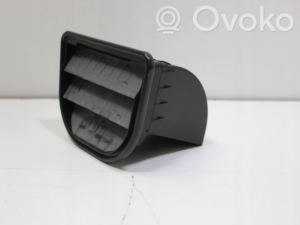 Volvo XC90 Kratka wentylacyjna pod zderzakiem tylnym 