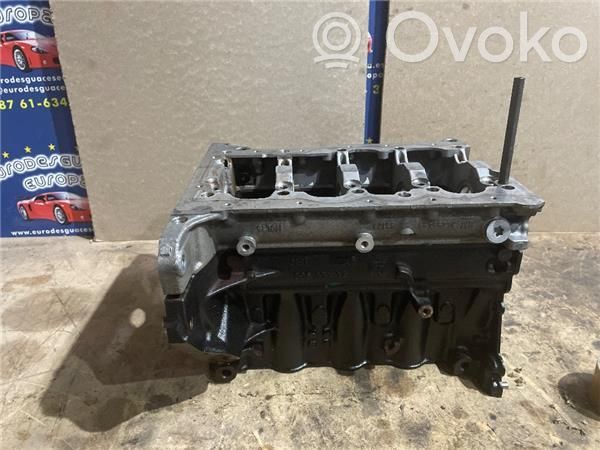 Opel Corsa D Kita variklio skyriaus detalė 