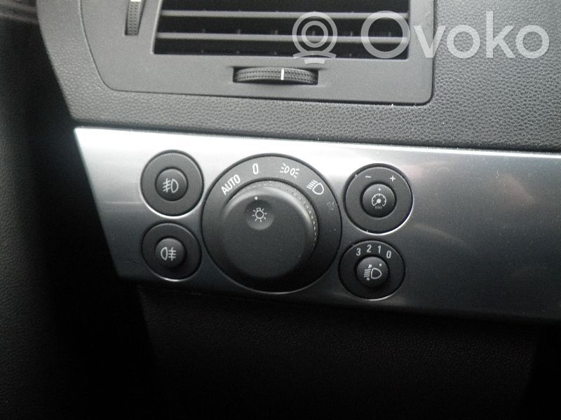 Opel Astra H Light switch 