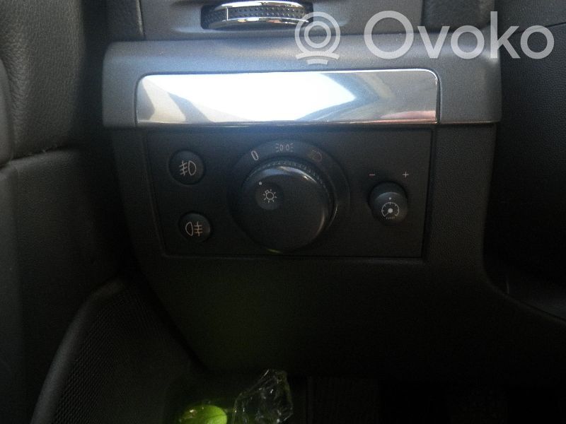 Light switch   13178319