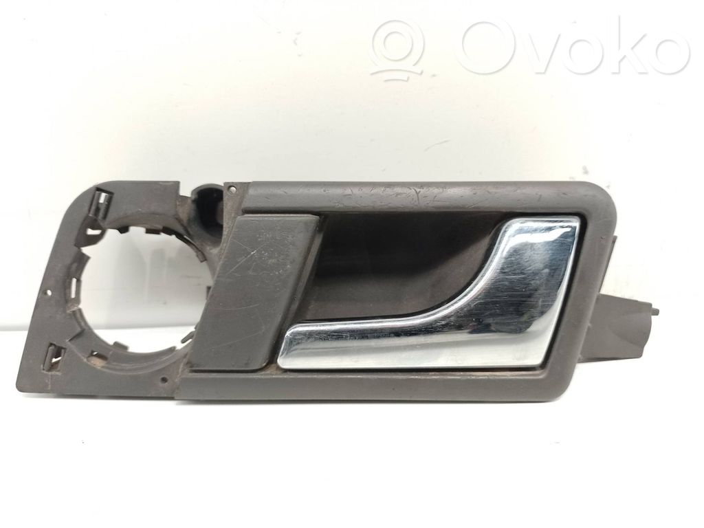 Manecilla interna puerta trasera   8Z0839020