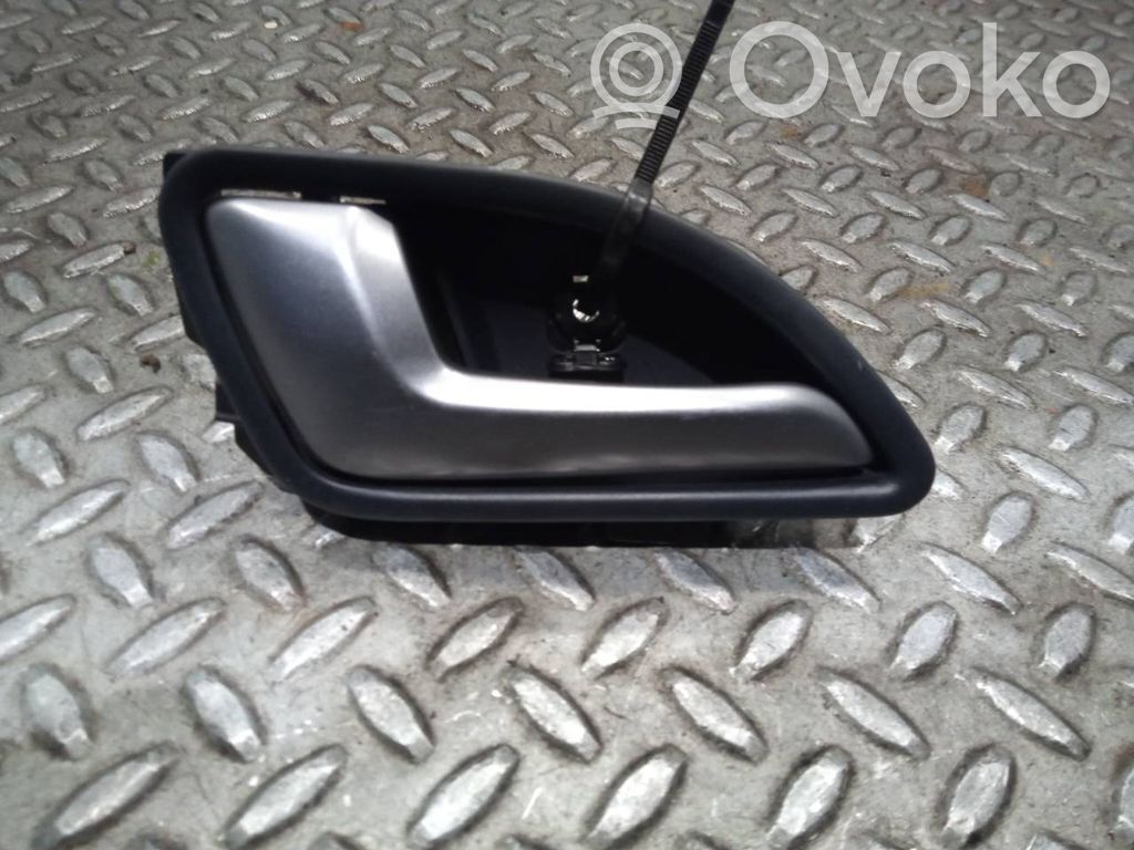 Manecilla interna puerta trasera   836101W010