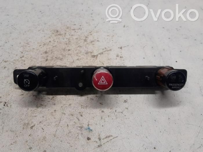Fiat 500X Botón interruptor de luz de peligro 