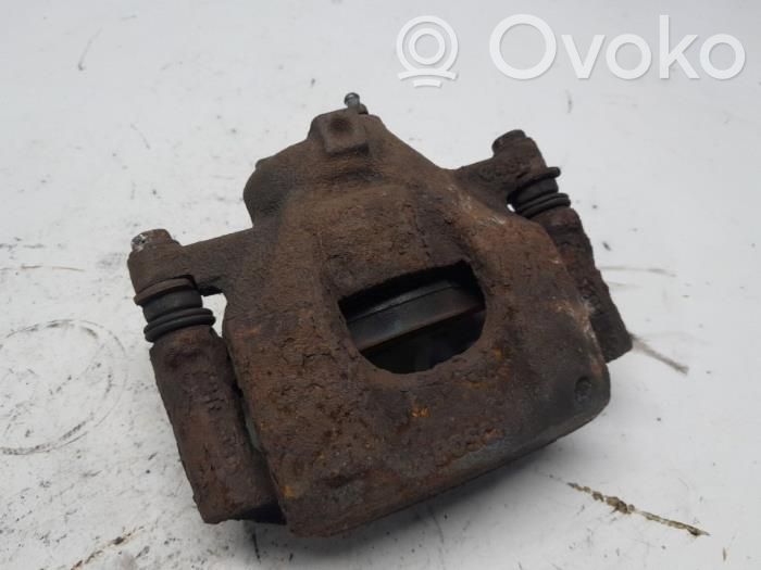 Toyota Aygo AB10 Zacisk hamulcowy przedni 