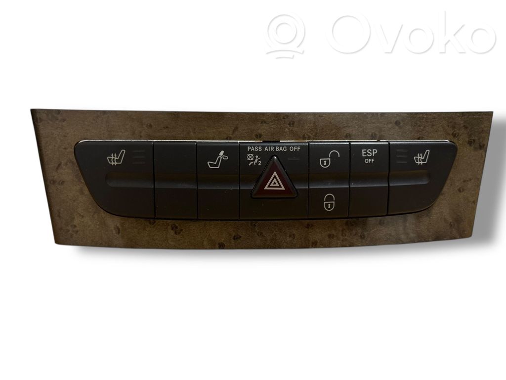 Mercedes-Benz CLS C219 Botón interruptor de luz de peligro 