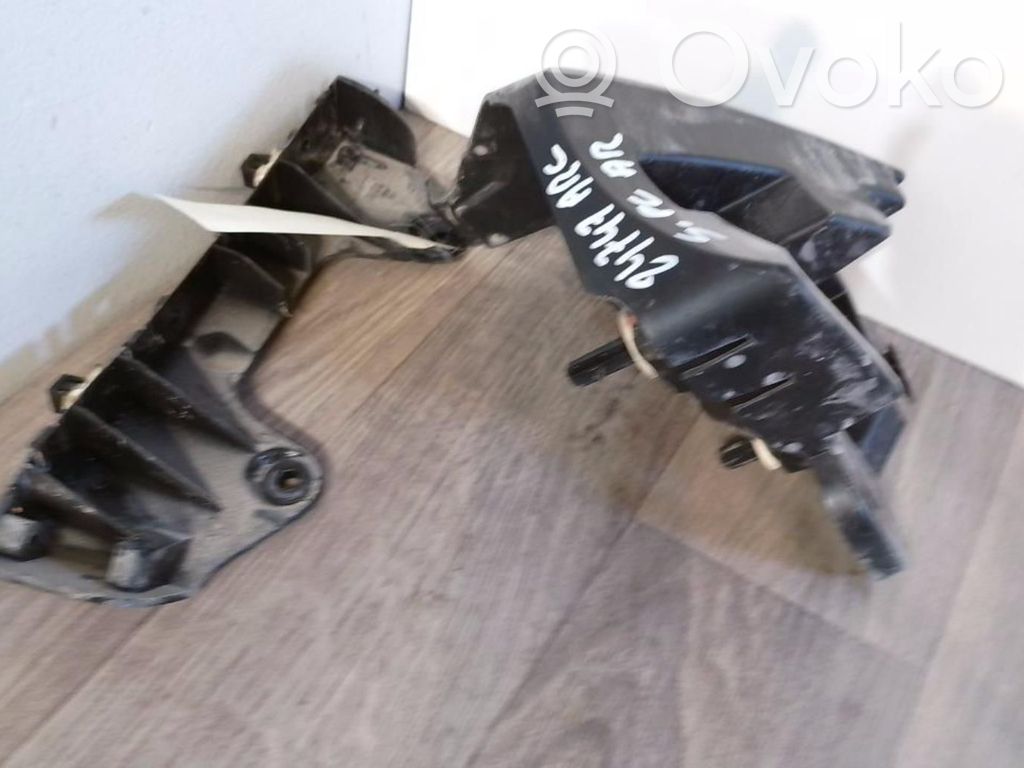 Renault Clio V Soporte de montaje del parachoques trasero 