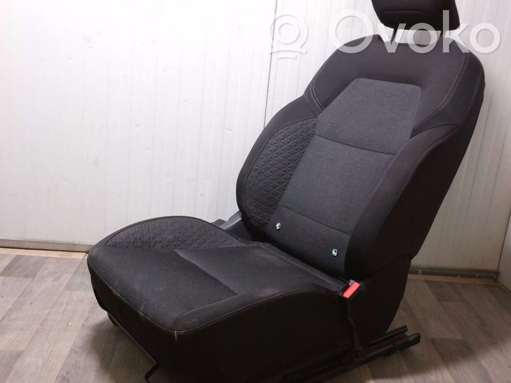 Renault Clio V Etumatkustajan istuin 