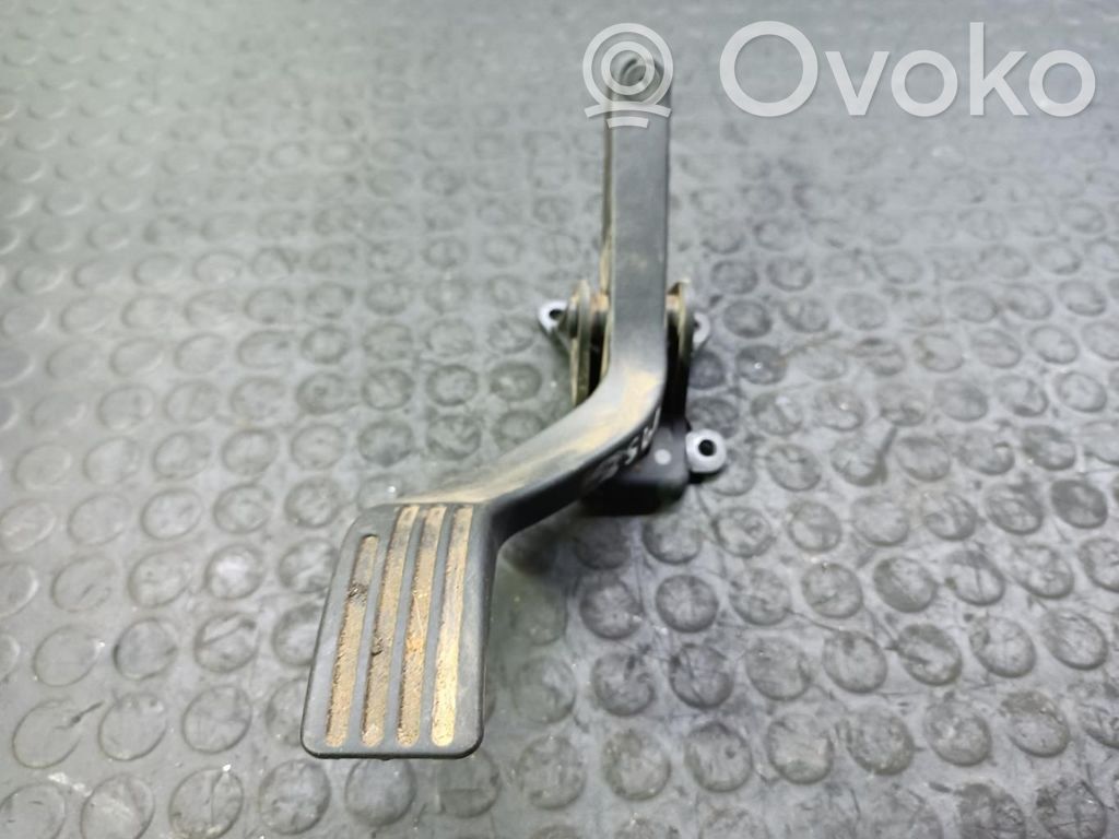 Accelerator throttle pedal
